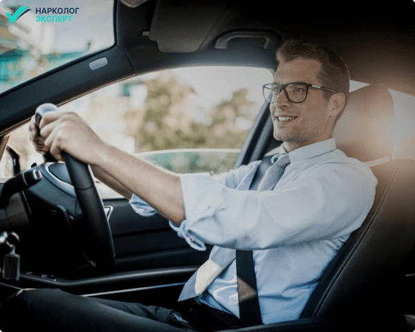 пристегнутый мужчина в автомобиле